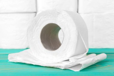 Parlak sarı arka planda tuvalet kağıdı yığınları