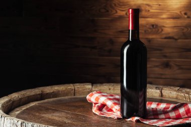 Ahşap arka planda bir şişe şarap.