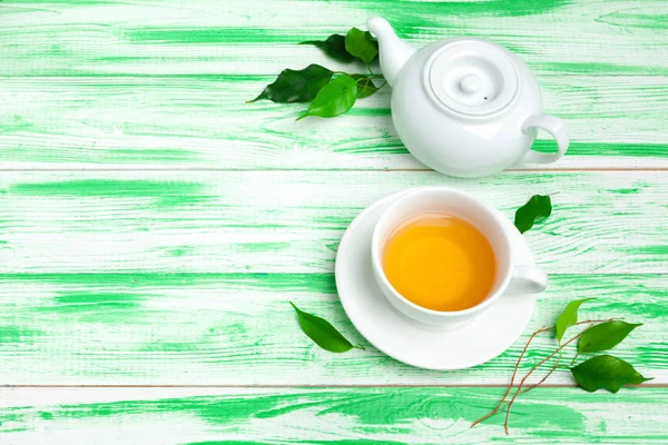 Schwarzer Tee Auf Grünem Holzhintergrund — Stockfoto