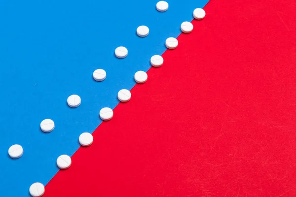 Fehér Orvosi Tabletták Egy Két Színű Piros Kék Háttér — Stock Fotó