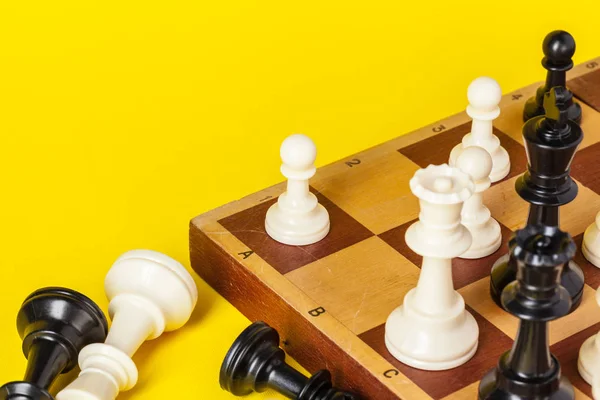 Chess Board Figures Yellow Background Top View Copy Space — Stock Photo, Image