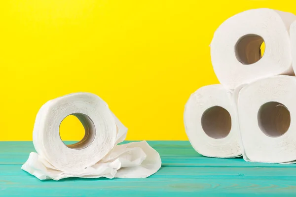 Parlak Sarı Arka Planda Tuvalet Kağıdı Yığınları — Stok fotoğraf