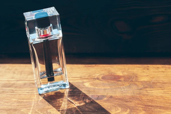 木製の背景に異なる香水瓶 — ストック写真