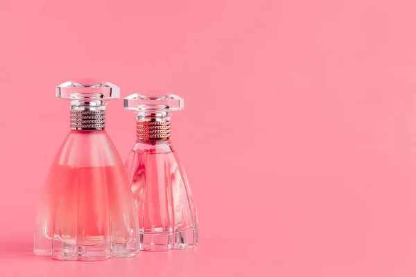 Μπουκάλια Αρωμάτων Παστέλ Ροζ Φόντο Κοντινό — Φωτογραφία Αρχείου