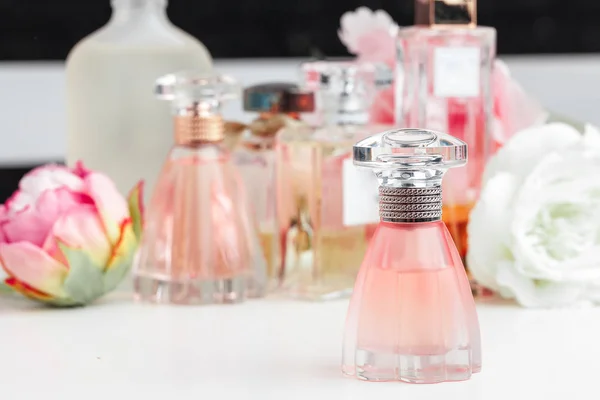 Botellas Perfume Con Flores Sobre Fondo Claro —  Fotos de Stock
