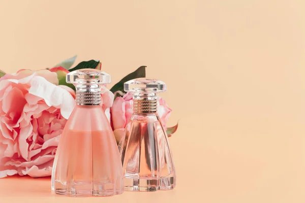 Eine Flasche Parfüm Mit Blumen Auf Hellem Tuch — Stockfoto