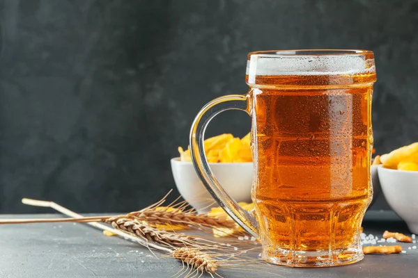 Cerveja Lager Lanches Mesa Pedra Cracker Chips Vista Lateral — Fotografia de Stock