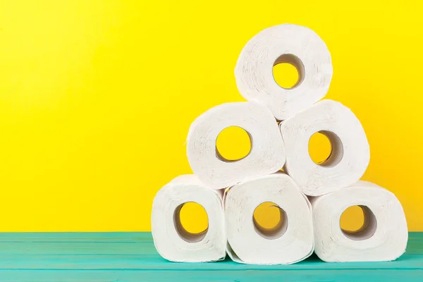 Montones Papel Higiénico Sobre Fondo Amarillo Brillante — Foto de Stock