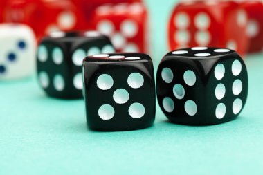 Mavi arka planda kumar oynuyorum. Oyun konsepti.