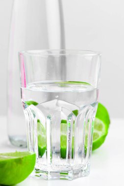 Beyaz Arka Planda Cam Şişede Kireç li Detoks Su