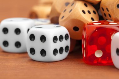 Tahta masadaki zarlar. İş riski kavramı.