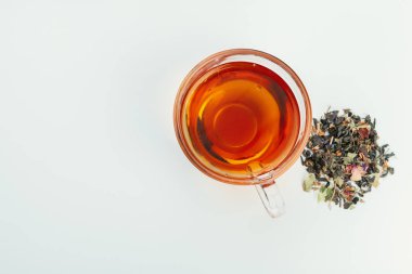 Baharat ve otlar ile cam bir fincan çay. Üstte görüntü.