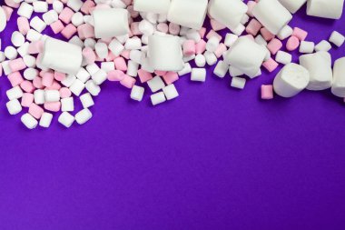 Marshmallow menekşe kağıda serilmiş..