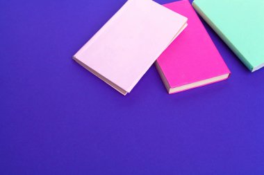 mavi arkaplan üzerine kitaplar