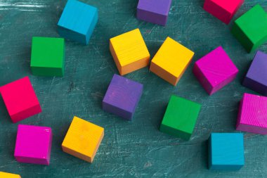 Renkli tahta bloklar arka plan, üst görünüm