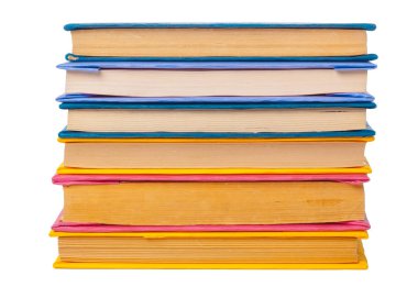 Beyaz arkaplanda izole kitap yığını