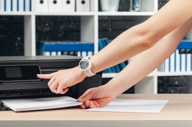 Fotokopi makinesiyle fotokopi çeken kadın.