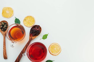 Baharat ve otlar ile cam bir fincan çay. Üstte görüntü.