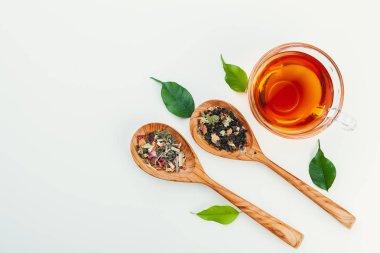  siyah çay fincan yapılmış düzen ve beyaz bir arka plan üzerinde yaprakları. Üstte görüntü