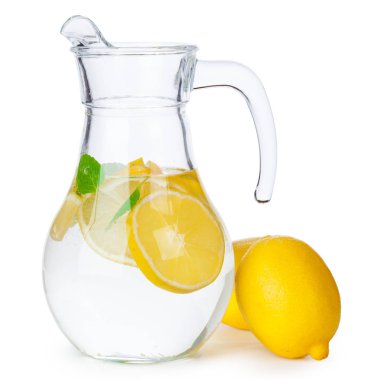 Beyaz arkaplanda izole edilmiş bir sürahi limonata.