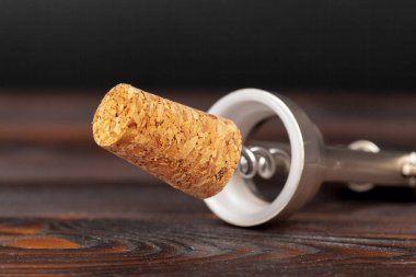 Tahta masada tirbuşonlu şarap mantarları.