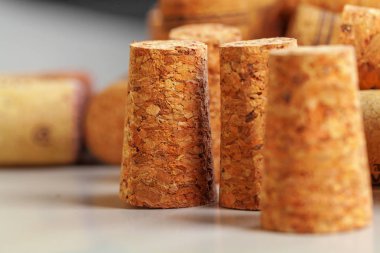 Kullanılmış şarap mantarları yığını.