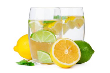Beyaz arkaplanda izole edilmiş bir bardak limonata.