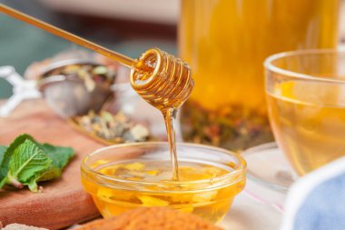 Bitki çayı, bal ve kuru bitki çayıyla.