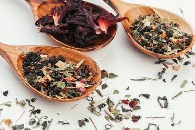 Kurutulmuş çay beyaz arka plan üzerinde çay kaşığı yığılmış, closeup