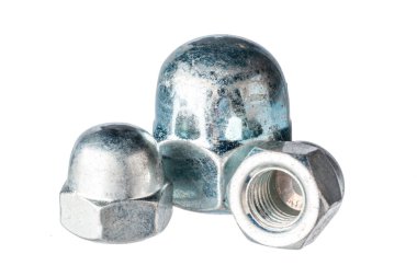 Metal cevizler beyaz arkaplanda izole
