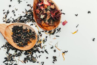 beyaz arka plan üzerinde izole ahşap bir kaşık yaprak çay