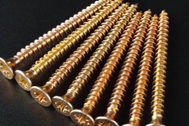 Siyah arkaplanda vidalar