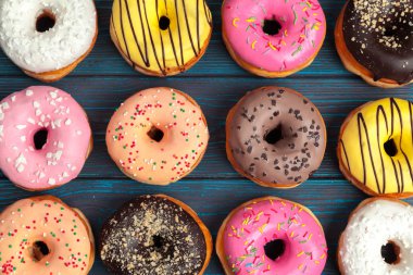 Renkli donutlar arka plan çeşitlemesi üst görünümü kapat