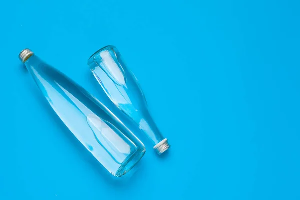 蓝色背景顶视图上的空白水瓶 — 图库照片