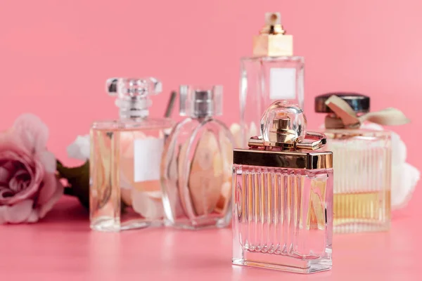 Bottiglia Profumo Con Rose Sfondo Tessuto Rosa — Foto Stock