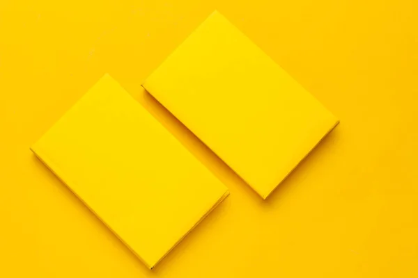 Libros Sobre Fondo Amarillo — Foto de Stock
