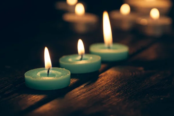 Svíčky Hořící Tmě Nad Černým Pozadím Pietní Koncept — Stock fotografie