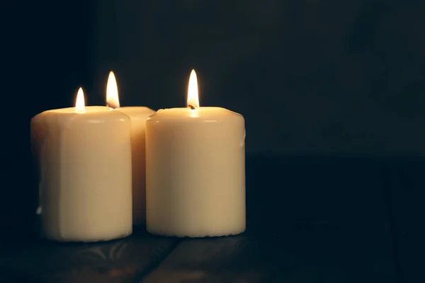 Свечи Горят Темноте Черном Фоне Мемориальная Концепция — стоковое фото