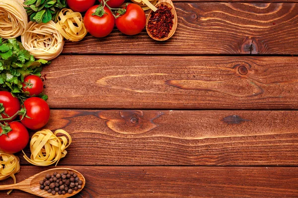 Pasta Ingrediënten Houten Achtergrond Met Kopieerruimte Bovenaanzicht — Stockfoto