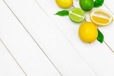 Tahta bir arka planda limon ve limon.