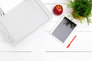 Bir iş adamının çalışma yeri. yazıcı ve diğer ofis malzemeleri