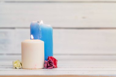 evde yanan mumlar ahşap masada.