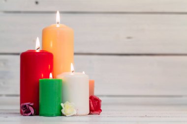 evde yanan mumlar ahşap masada.