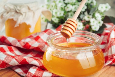Bal geçmişi. Ahşap arka planda cam kavanozda tatlı bal.