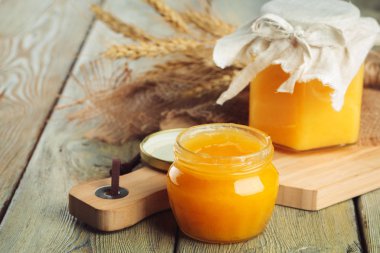 Bal geçmişi. Ahşap arka planda cam kavanozda tatlı bal.