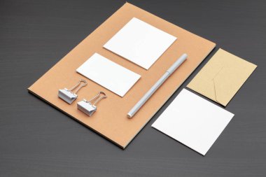 Koyu siyah arkaplanda markalaşma ögeleri kümesi 