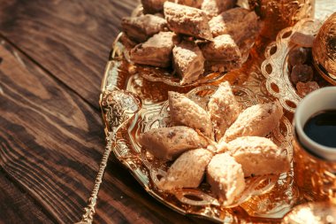 Tahta masada kahve ile Türk tatlıları