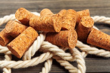 şarap mantarları ahşap arka planda