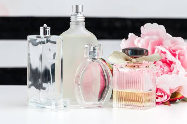 Beyaz arka planda çiçekli parfüm şişeleri