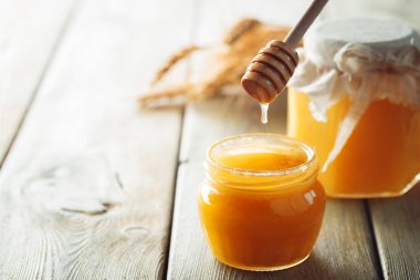 Bal geçmişi. Ahşap arka planda cam kavanozda tatlı bal.